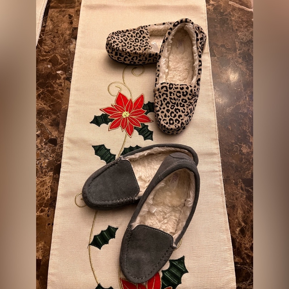 2 pairs of slippers size 5-6